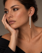 Pendientes largos GIOIA con piedras blancas en talla esmeralda y dos tiras escalonadas.