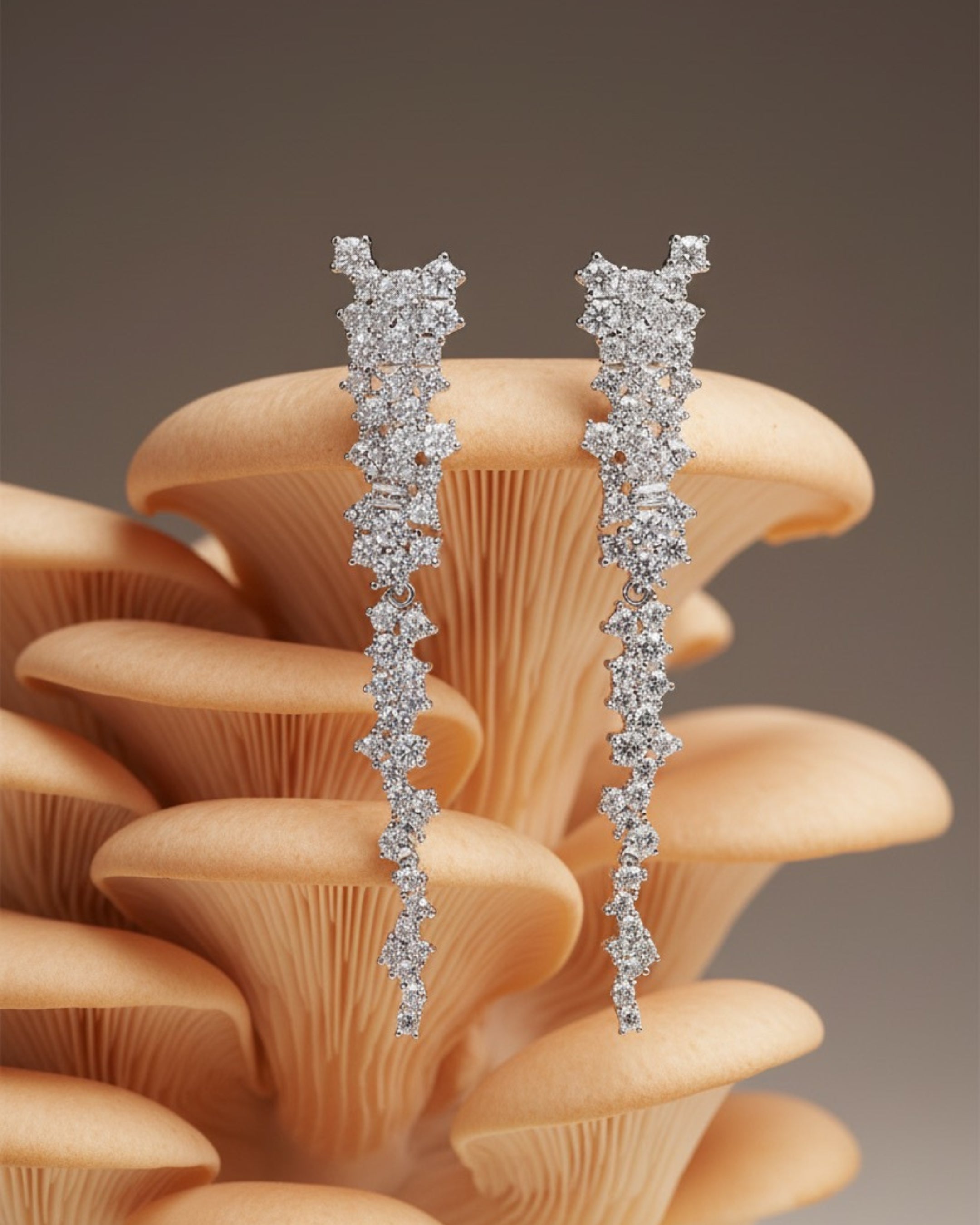 Pendientes Líridas con múltiples piedras en talla circular que crean un brillo intenso inspirado en una lluvia de estrellas.