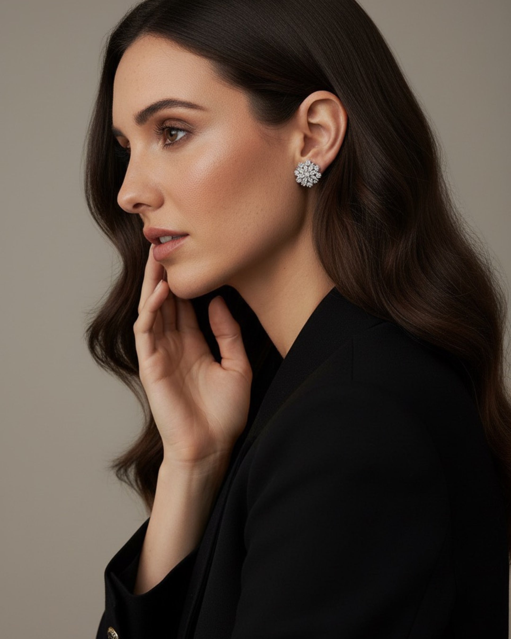 Pendientes Líridas con múltiples piedras en talla circular que crean un brillo intenso y elegante.