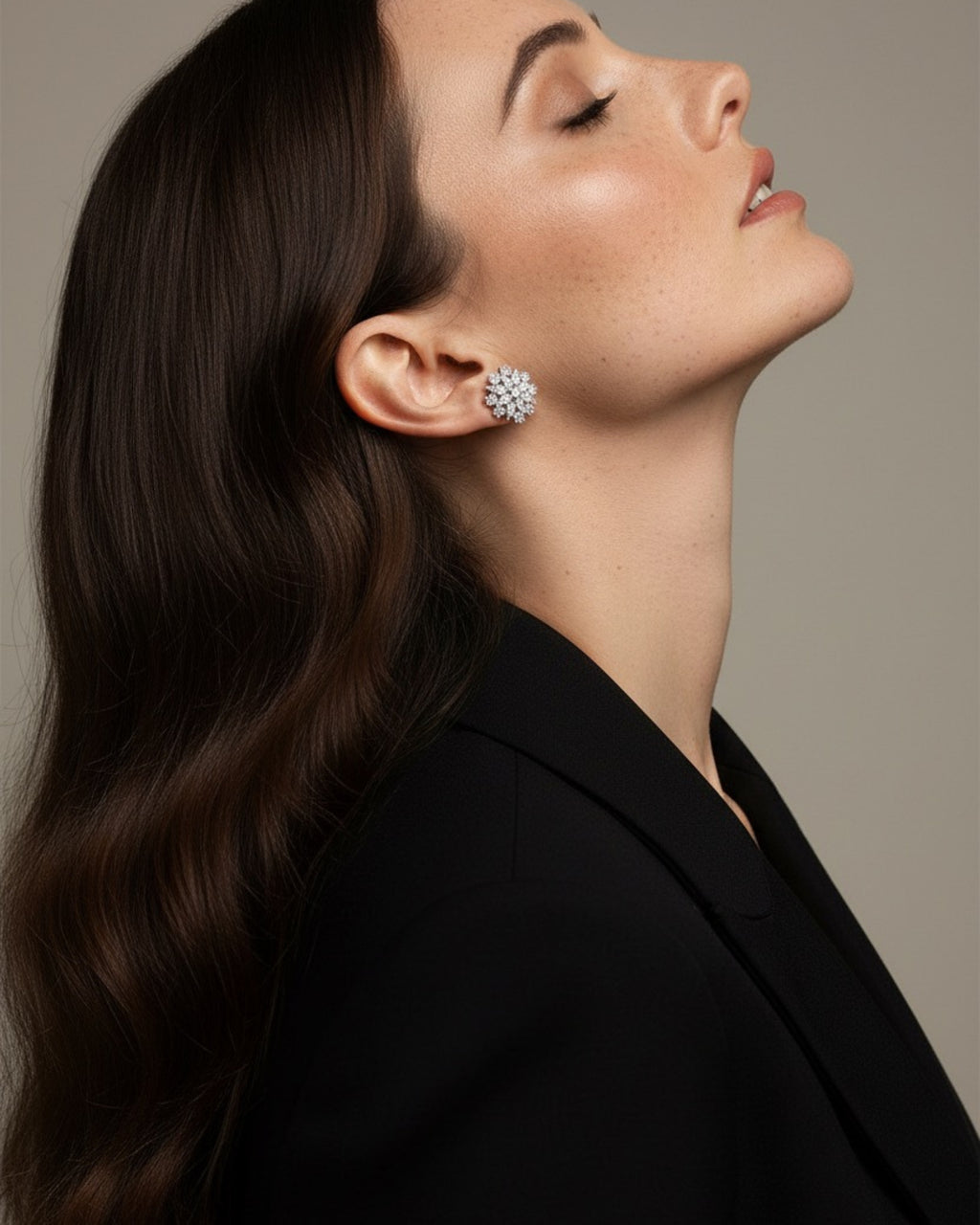 Primer plano del brillo de los pendientes Líridas con pequeñas piedras que aportan luminosidad.