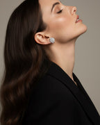 Primer plano del brillo de los pendientes Líridas con pequeñas piedras que aportan luminosidad.