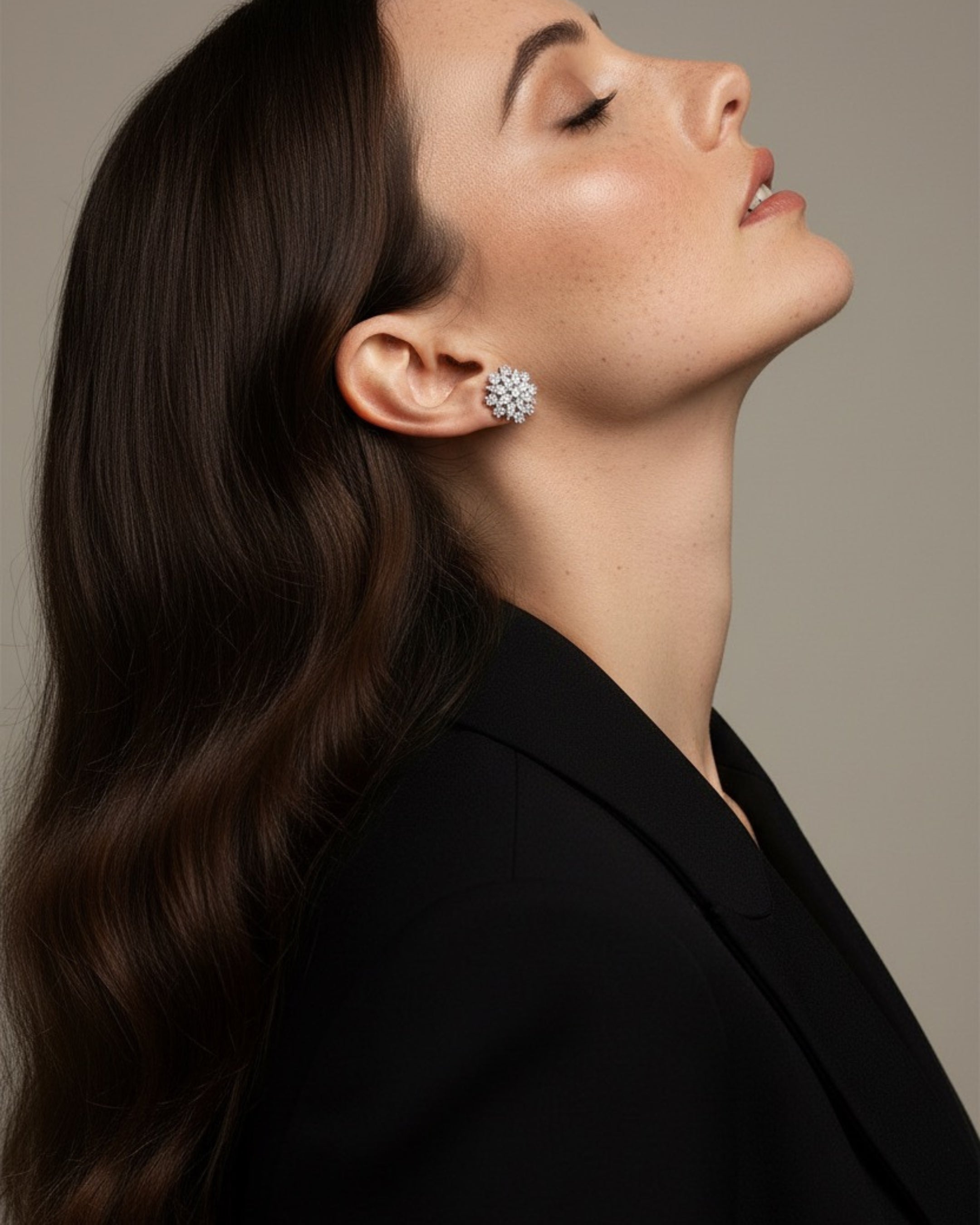 Primer plano del brillo de los pendientes Líridas con pequeñas piedras que aportan luminosidad.