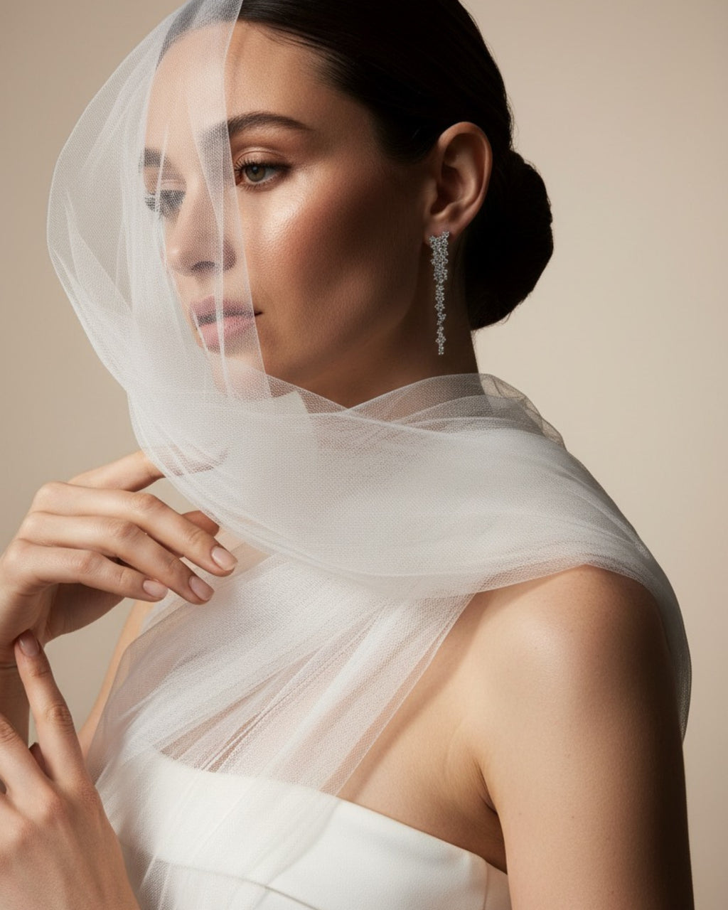 Detalle del engaste de los pendientes Líridas con pequeñas piedras circulares que aportan brillo, novia.
