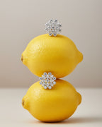 Detalle del engaste de los pendientes Líridas con pequeñas piedras que aportan brillo y precisión.