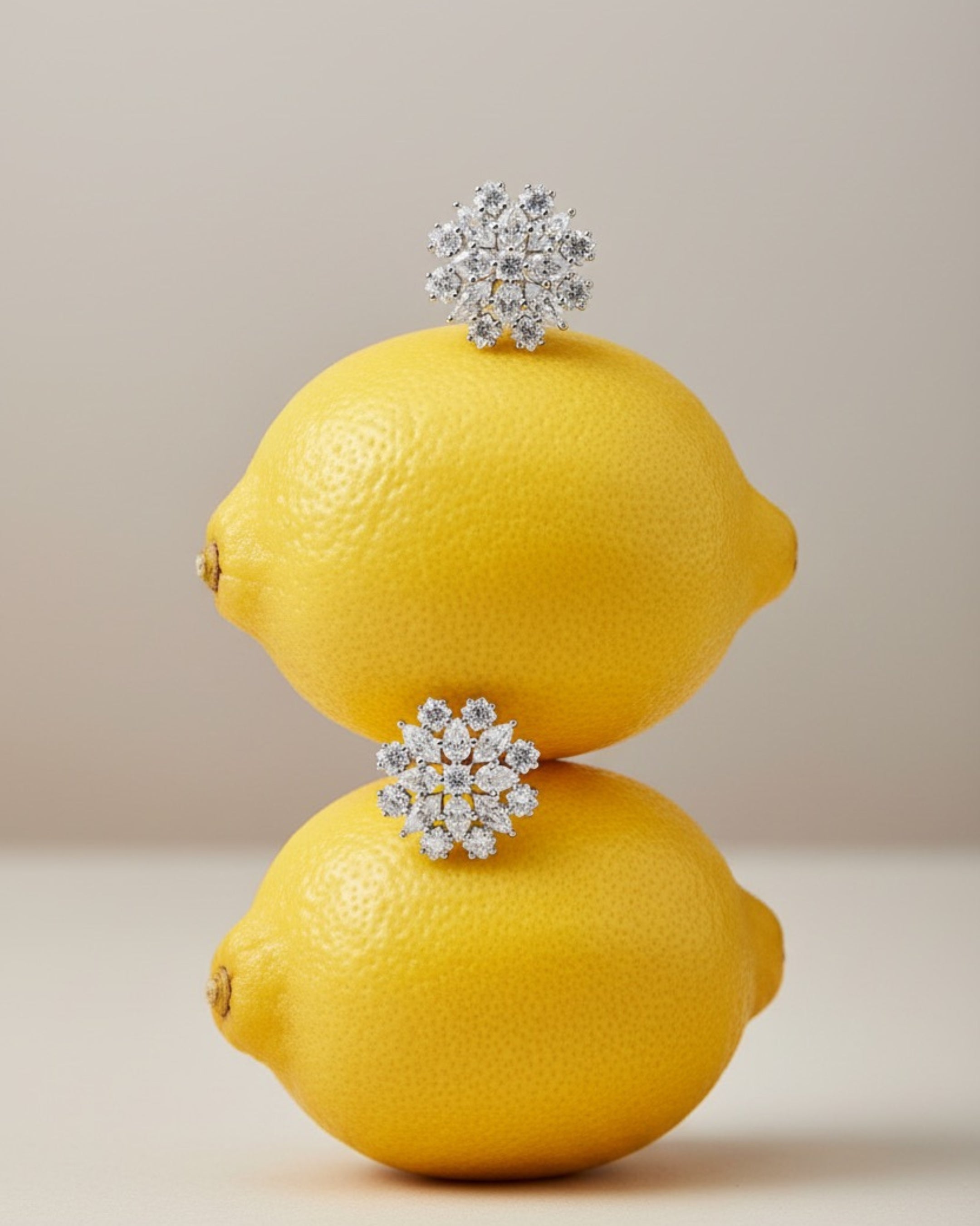 Detalle del engaste de los pendientes Líridas con pequeñas piedras que aportan brillo y precisión.