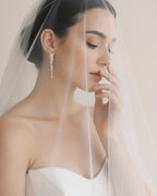 Detalle del brillo de los pendientes Líridas con pequeñas piedras que aportan elegancia al diseño.