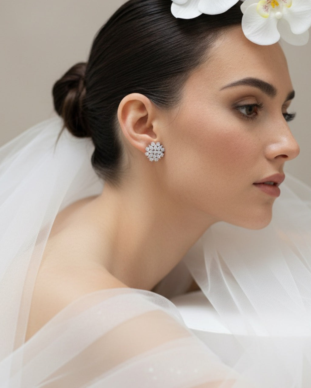 Detalle de los pendientes Líridas con pequeñas piedras brillantes que aportan elegancia al diseño.