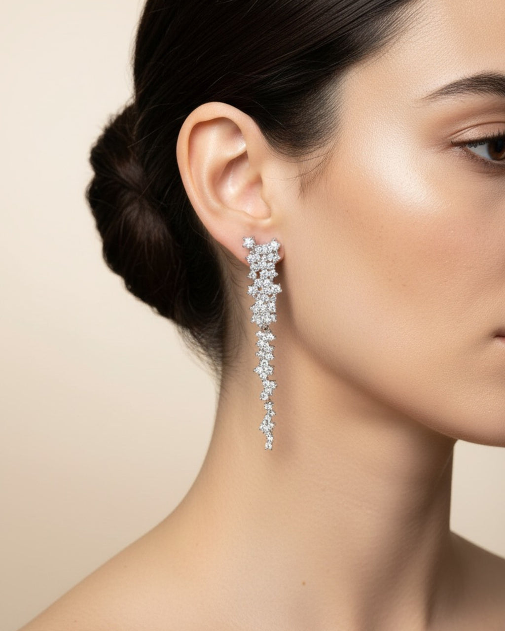 Detalle de los pendientes Líridas con piedras en talla circular que reflejan la luz con gran intensidad.