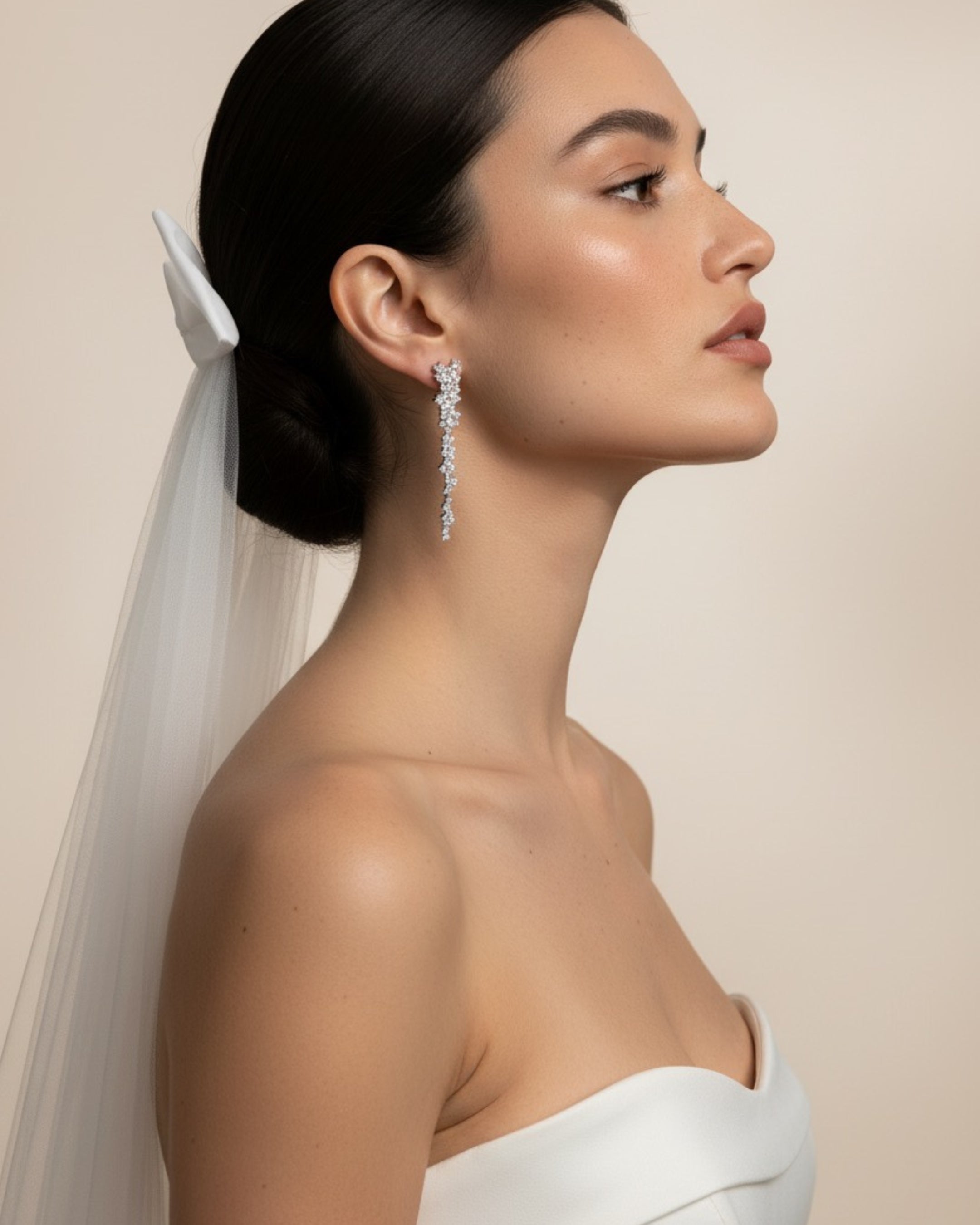 Pendientes Líridas con diseño inspirado en una lluvia de estrellas y múltiples destellos luminosos.