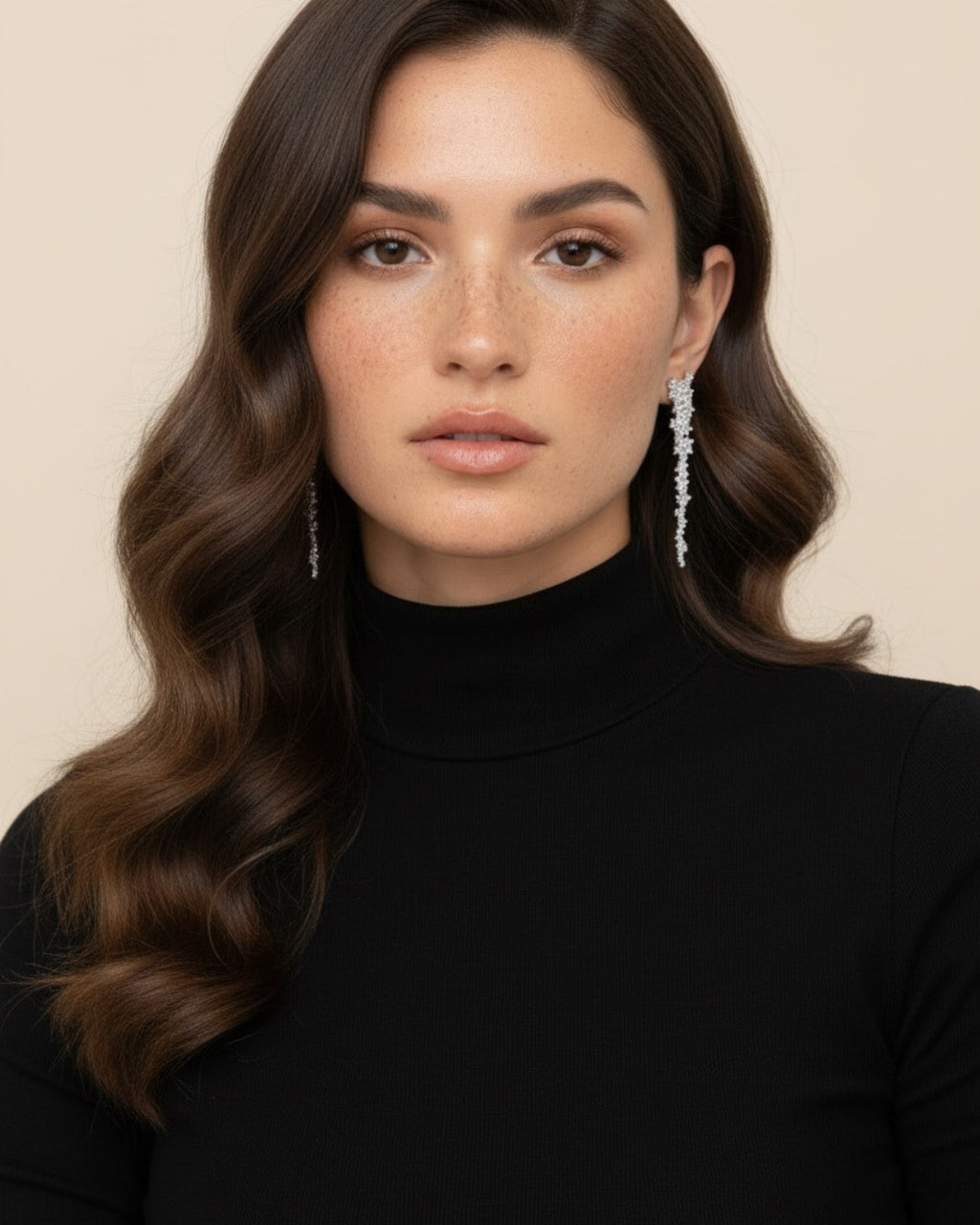 Pendientes Líridas con diseño luminoso formado por múltiples piedras que crean un efecto brillante.