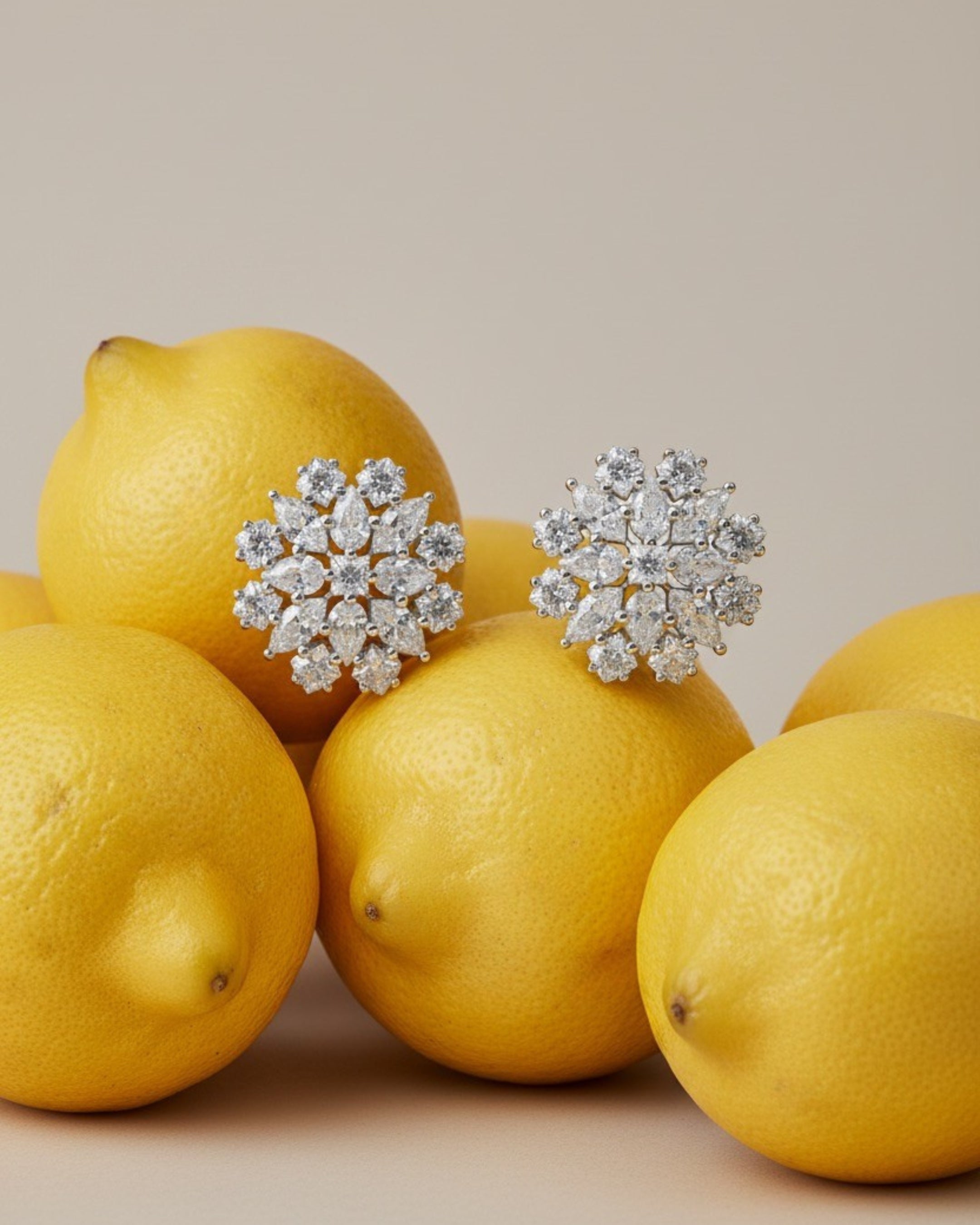 Pendientes Líridas con diseño luminoso formado por múltiples piedras que crean un efecto sofisticado.