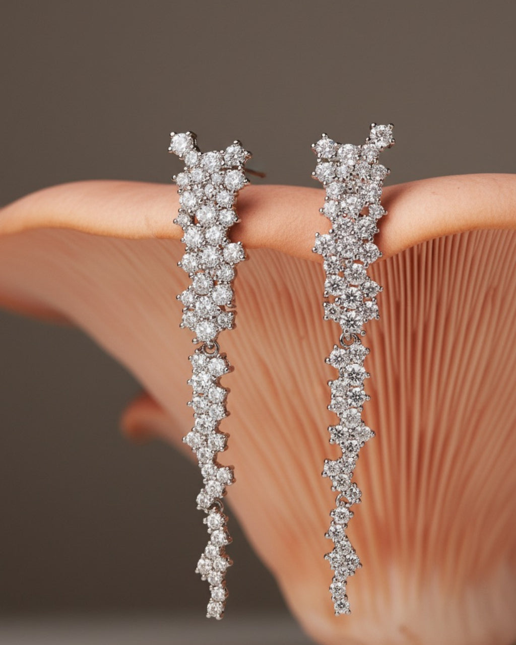 Pendientes Líridas con múltiples piedras brillantes que crean una joya elegante y luminosa.