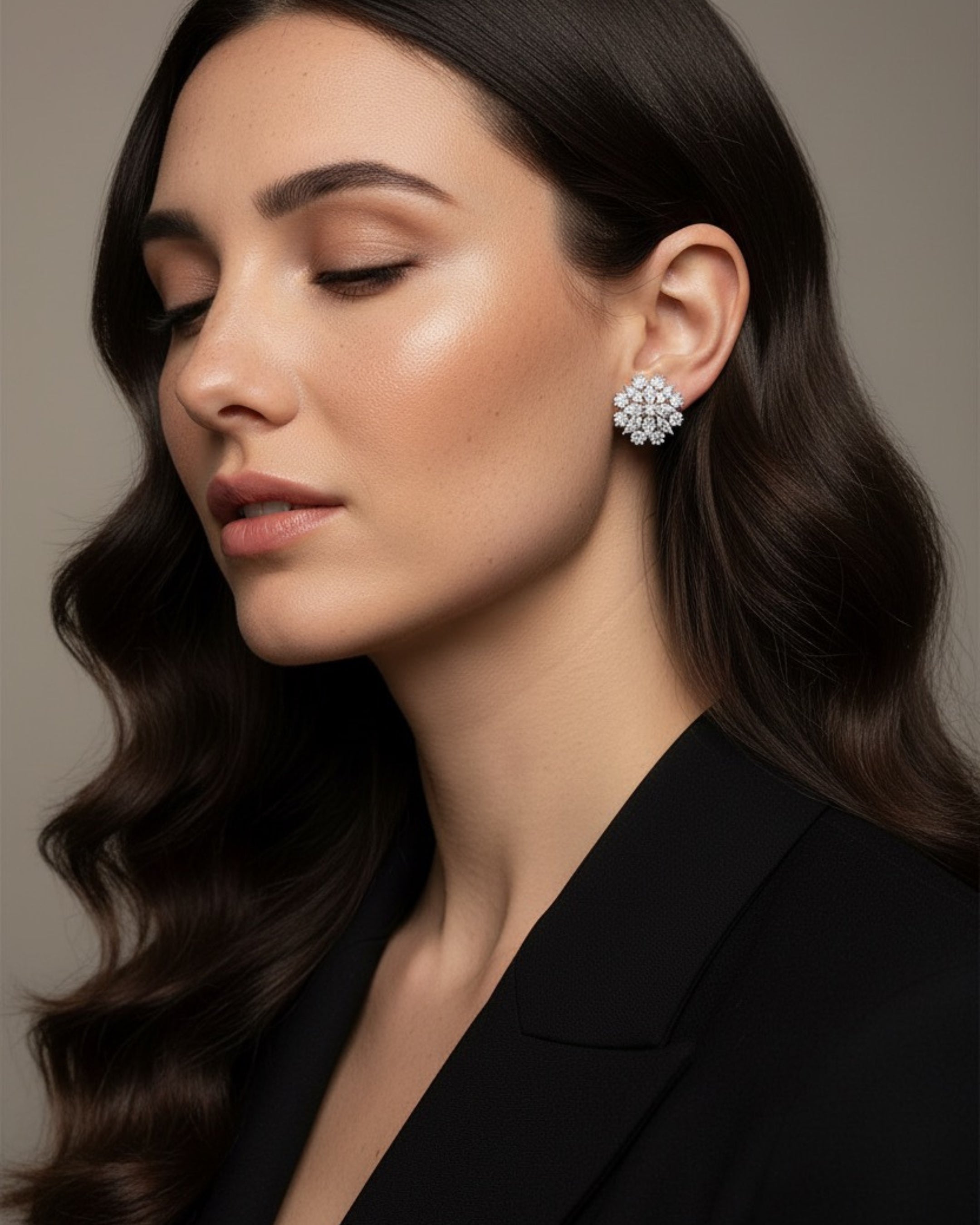 Pendientes Líridas con múltiples piedras brillantes que crean una joya elegante y refinada.