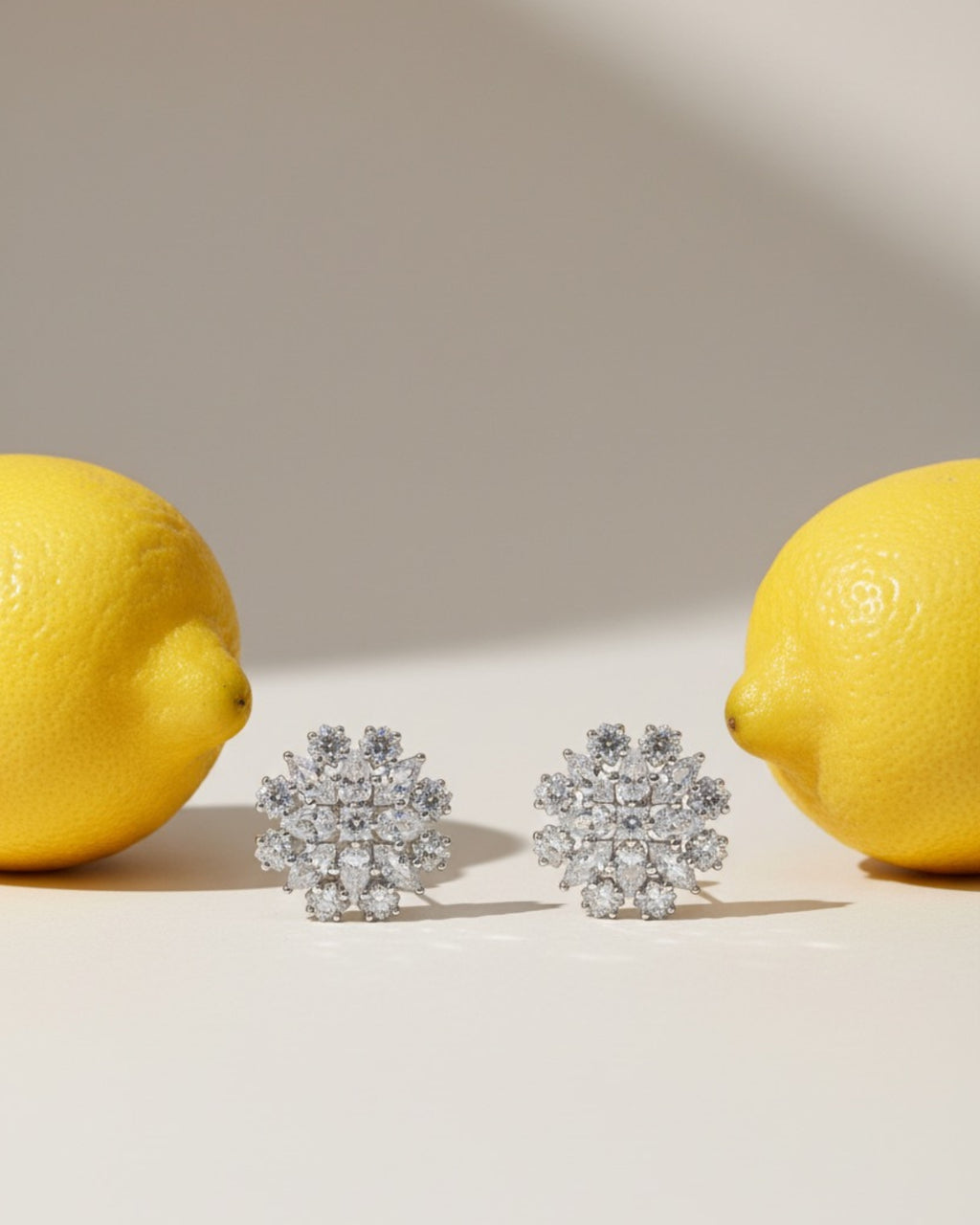 Pendientes Líridas con múltiples piedras brillantes en talla circular, ideales para aportar luz y elegancia en ocasiones especiales.