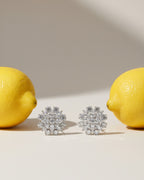 Pendientes Líridas con múltiples piedras brillantes en talla circular, ideales para aportar luz y elegancia en ocasiones especiales.