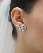 Pendientes Líridas decorados con piedras en talla circular que reflejan la luz desde todos los ángulos.