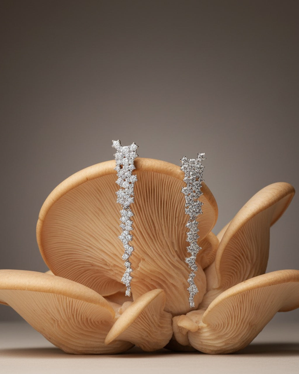 Pendientes Líridas decorados con piedras en talla circular que reflejan la luz desde todos los ángulos.