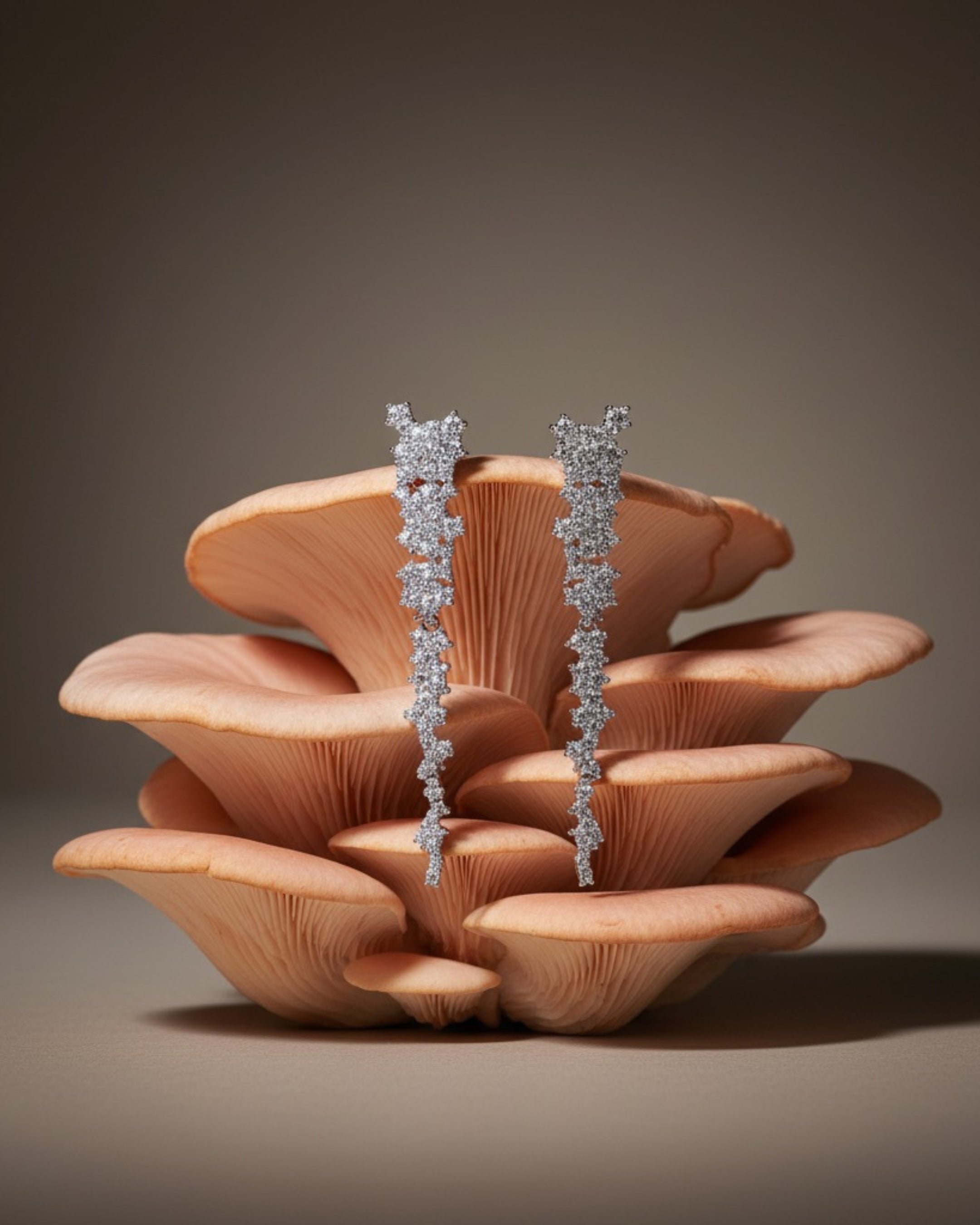 Pendientes Líridas de Sibela Studio con múltiples piedras brillantes que crean un efecto luminoso sofisticado.