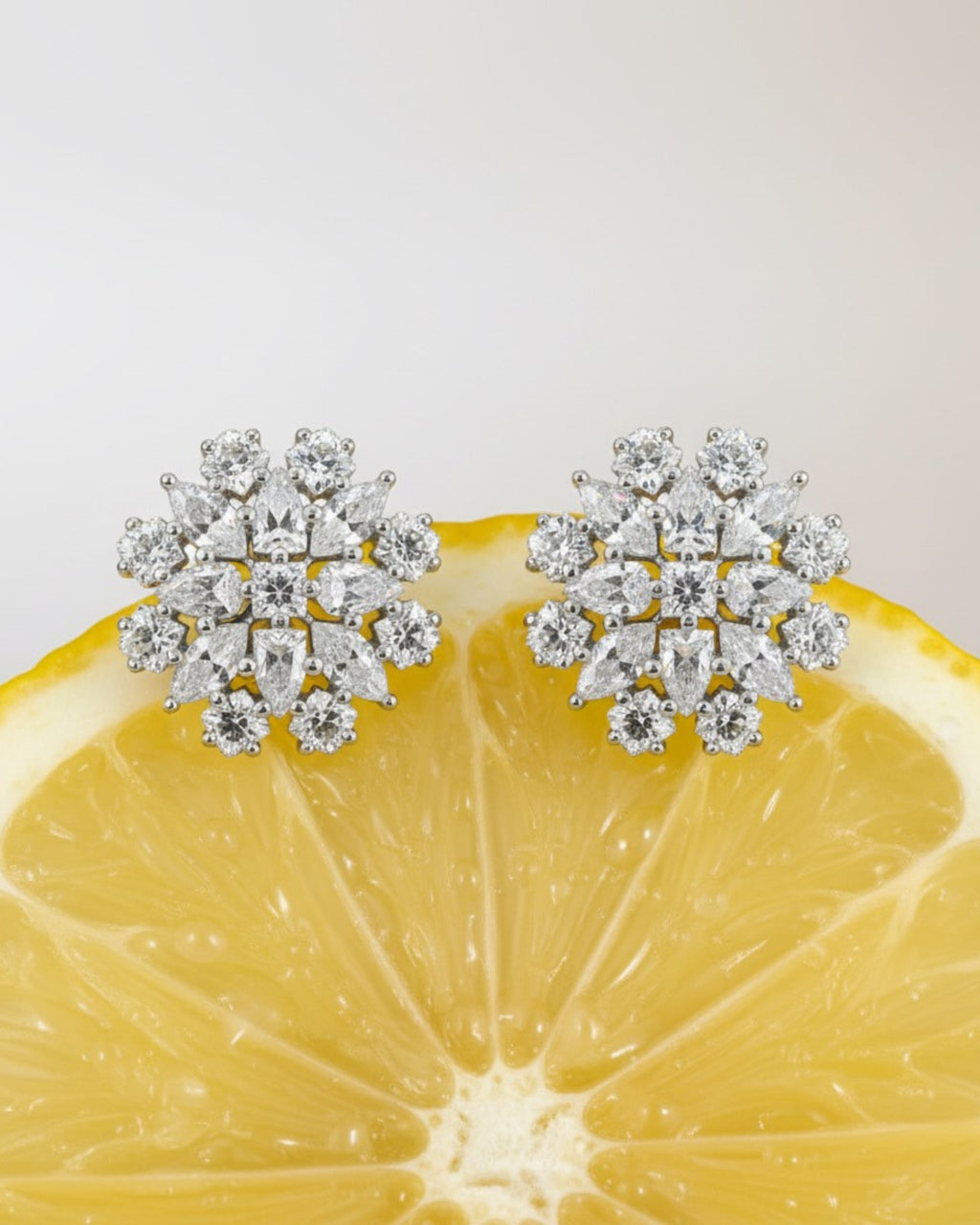 Pendientes Líridas de Sibela Studio con múltiples piedras brillantes que crean un efecto luminoso sofisticado.