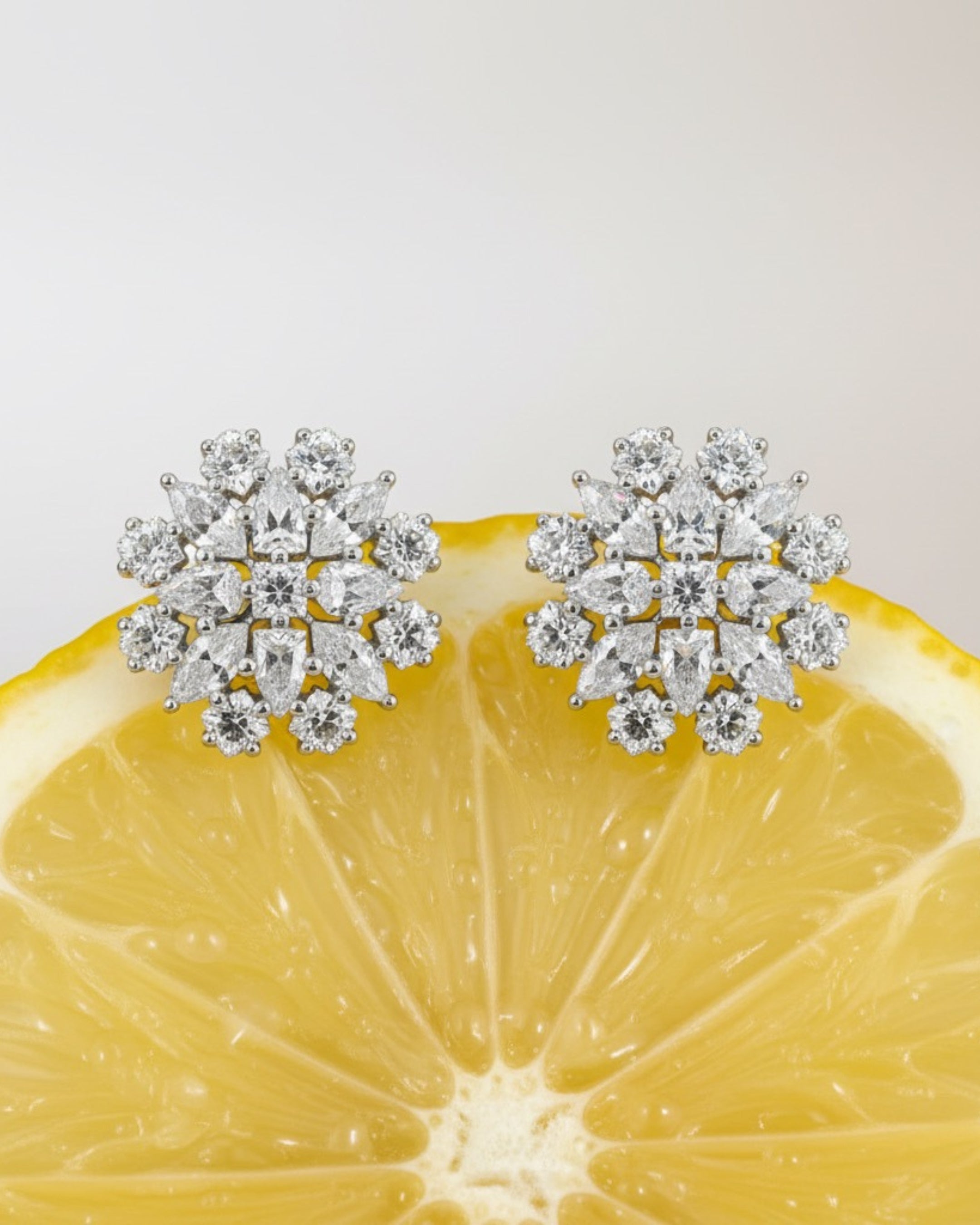 Pendientes Líridas de Sibela Studio con múltiples piedras brillantes que crean un efecto luminoso sofisticado.