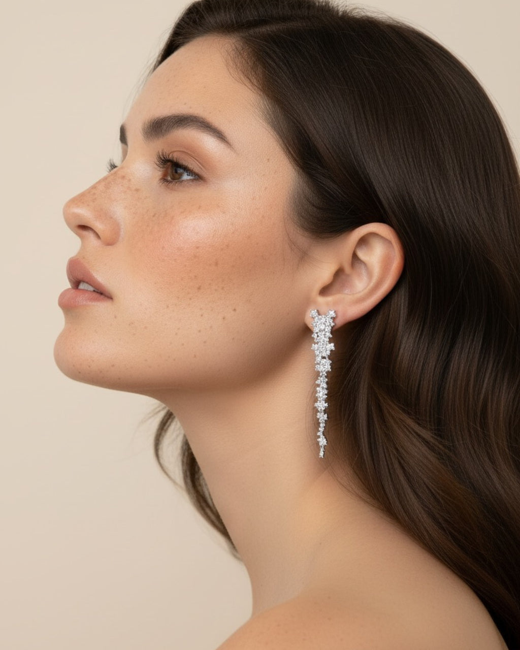 Vista frontal de los pendientes Líridas con pequeñas piedras circulares que aportan luz y elegancia al diseño.