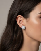 Vista frontal de los pendientes Líridas con pequeñas piedras brillantes que aportan luz al diseño.