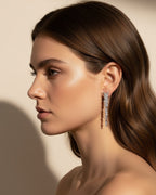 Vista lateral de los pendientes Líridas mostrando su diseño elegante lleno de destellos.