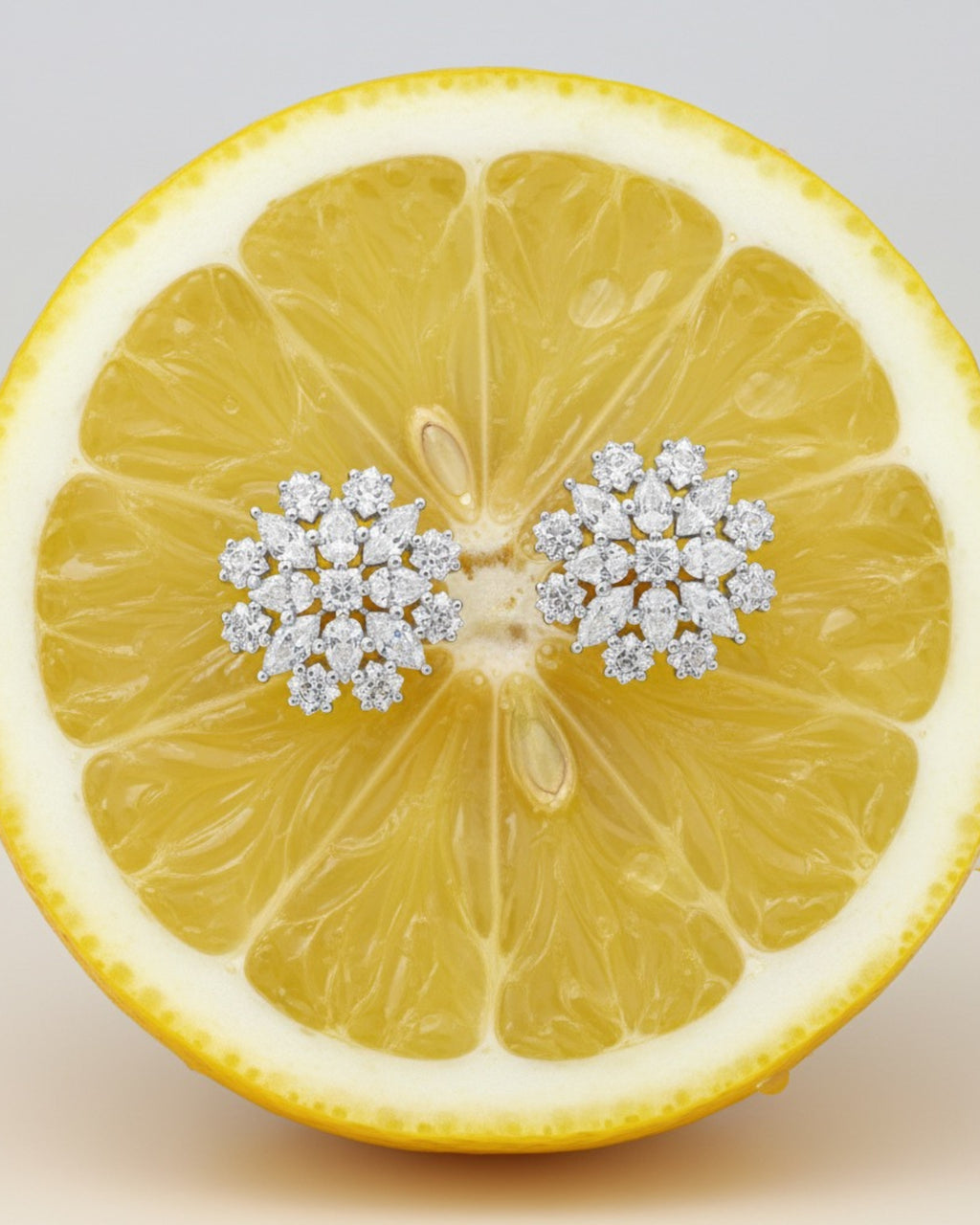 Vista lateral de los pendientes Líridas que muestra su diseño elegante lleno de destellos.