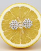 Vista lateral de los pendientes Líridas que muestra su diseño elegante lleno de destellos.