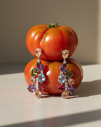 Pendientes coloridos con acabado en rodio y diseño inspirado en la alta joyería contemporánea.