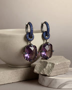 Pendientes Lyss con aro engastado en zafiro azul y acabado en rodio negro. Una joya elegante con contraste de colores y brillo sofisticado.