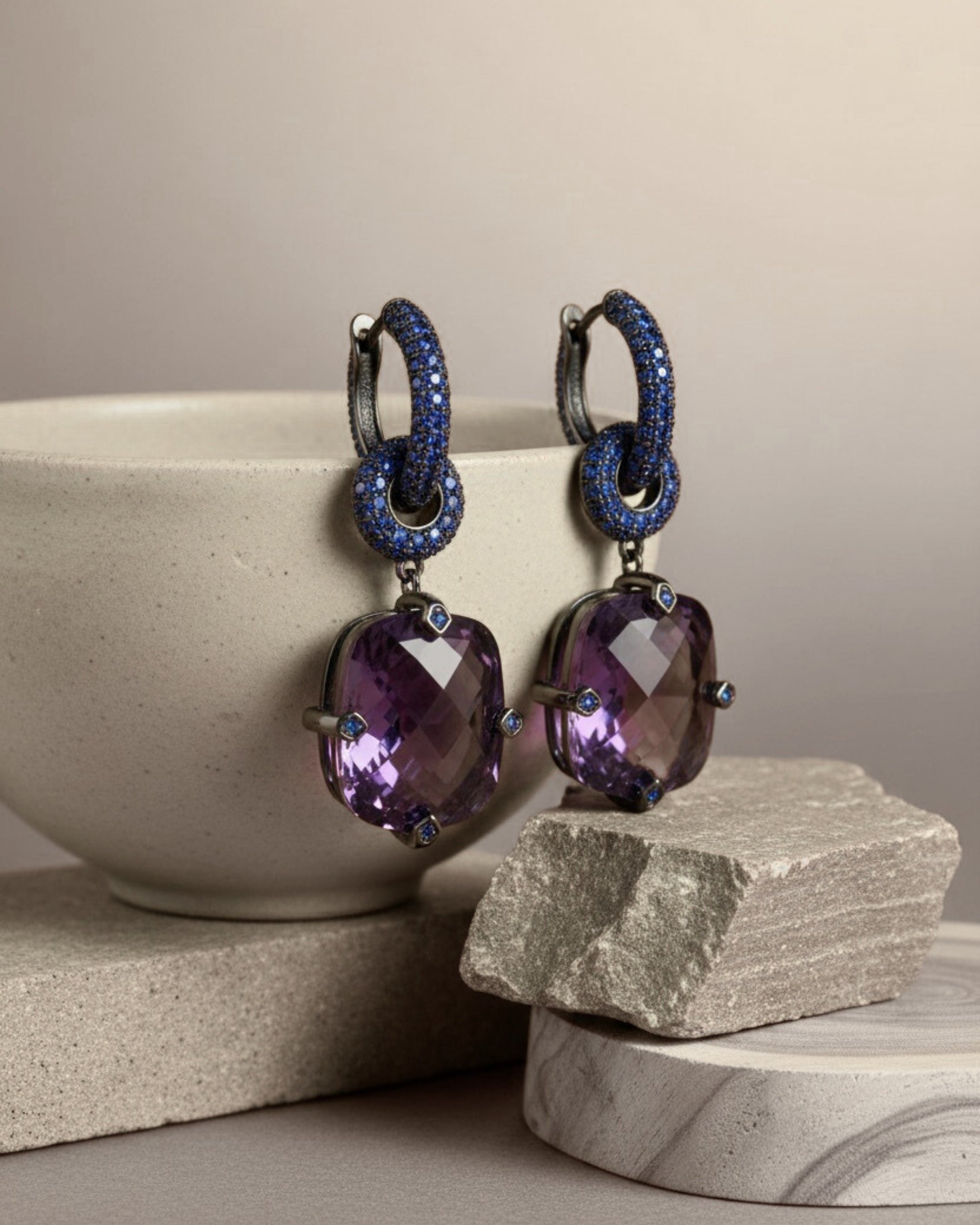 Pendientes Lyss con aro engastado en zafiro azul y acabado en rodio negro. Una joya elegante con contraste de colores y brillo sofisticado.