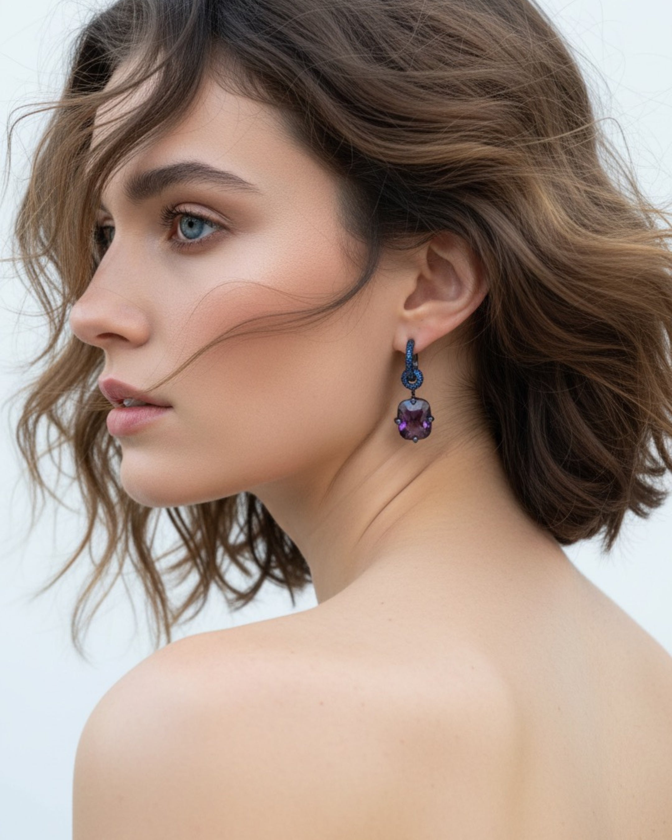 Pendientes Lyss inspirados en la noche, con piedras zafiro azul y violeta en rodio negro. Una pieza elegante y luminosa para ocasiones especiales.