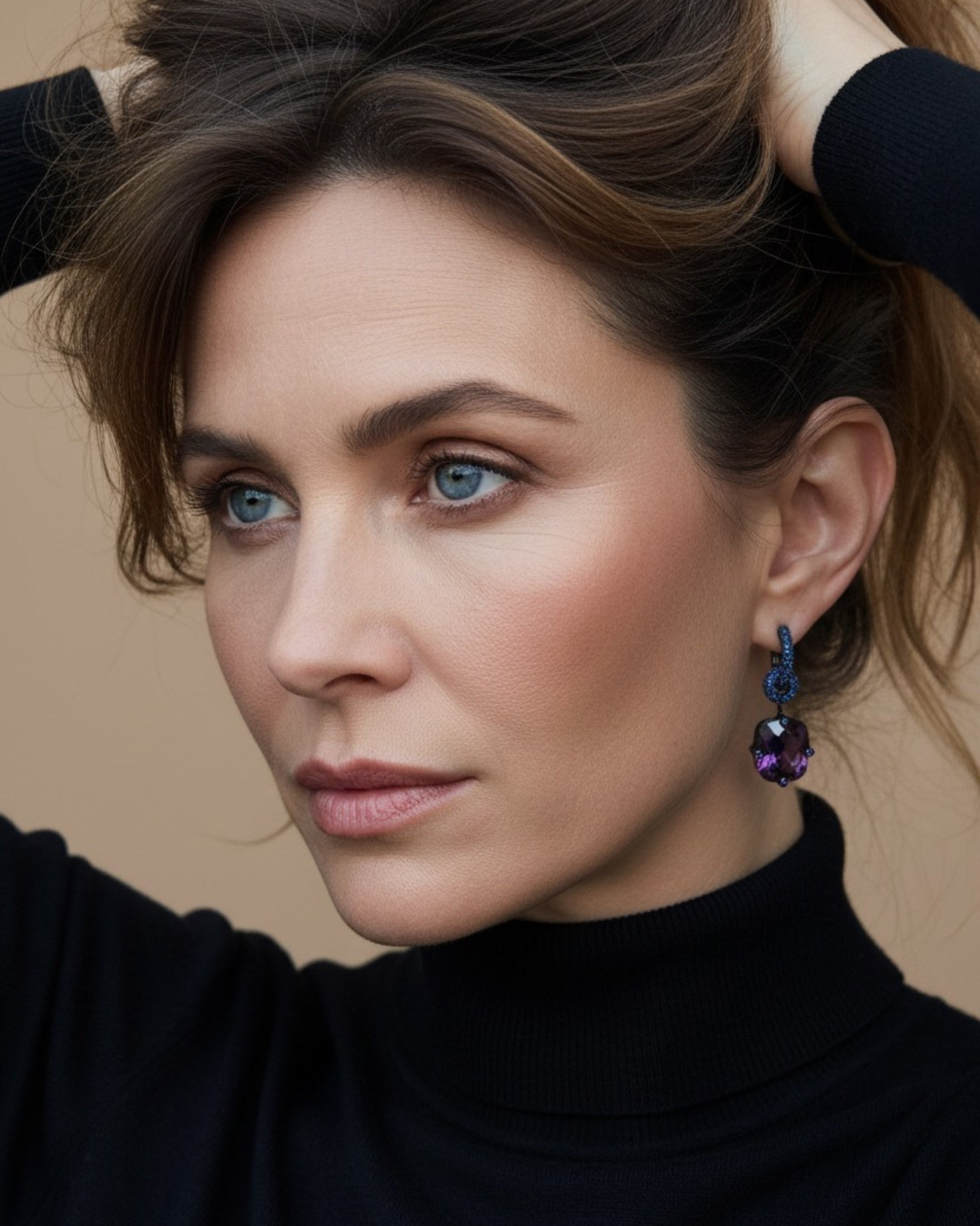 Pendientes Lyss de Sibela con piedras grandes en tonos azul zafiro y violeta. Una pieza llamativa con acabado en rodio negro y diseño elegante.
