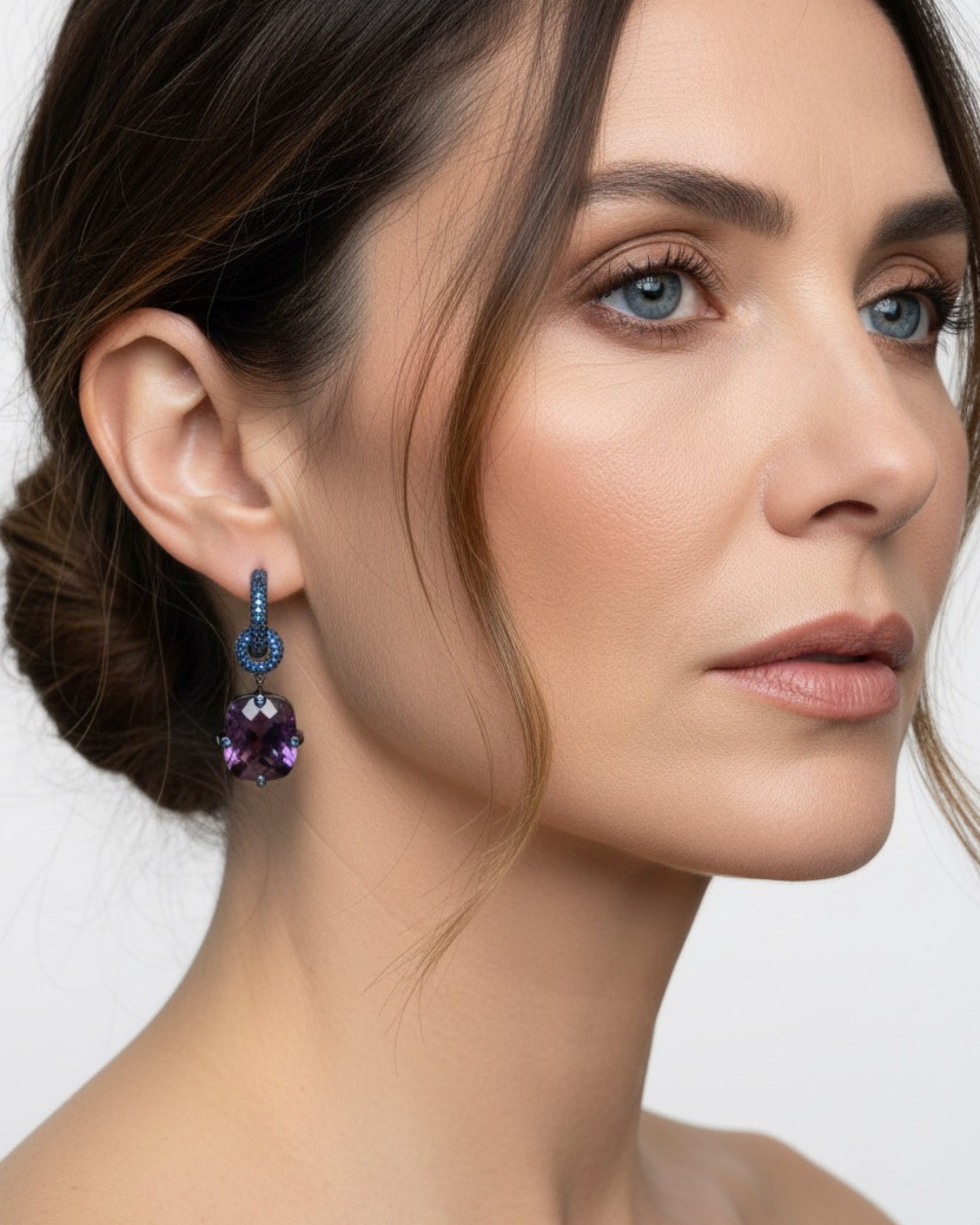 Pendientes Lyss en tonos violeta y azul inspirados en la noche, elaborados en rodio negro. Diseño elegante y atemporal con gran presencia.