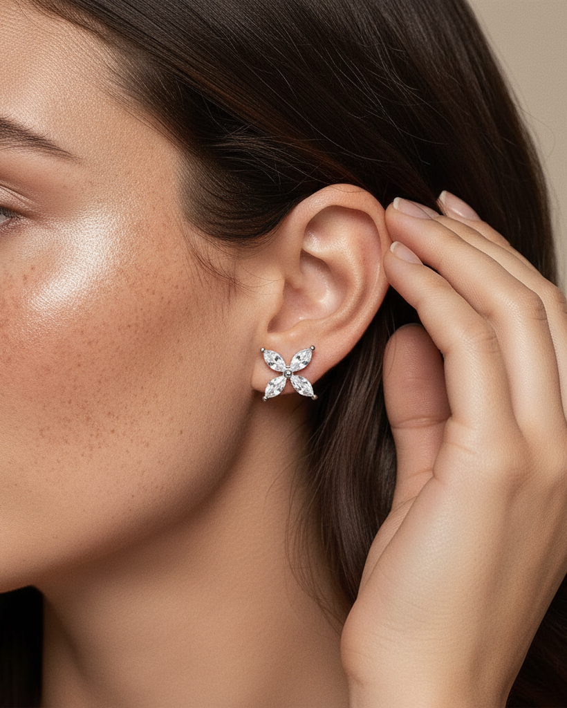 Pendientes pequeños con piedras blancas talla marquesa. Joya discreta y sofisticada ideal para looks diarios.