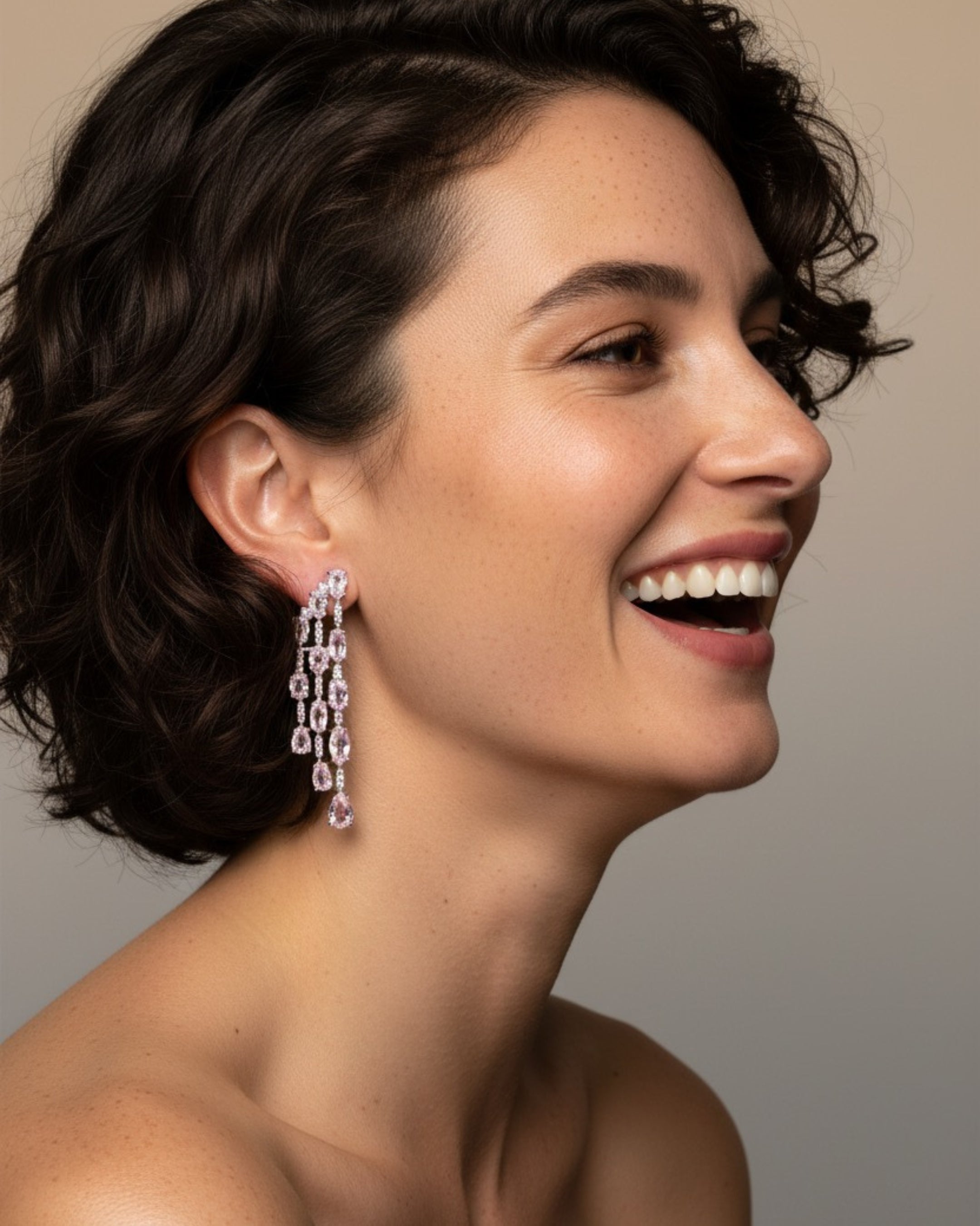 Detalle de los pendientes Medusa con piedras en talla oval rosa claro y brillo delicado.