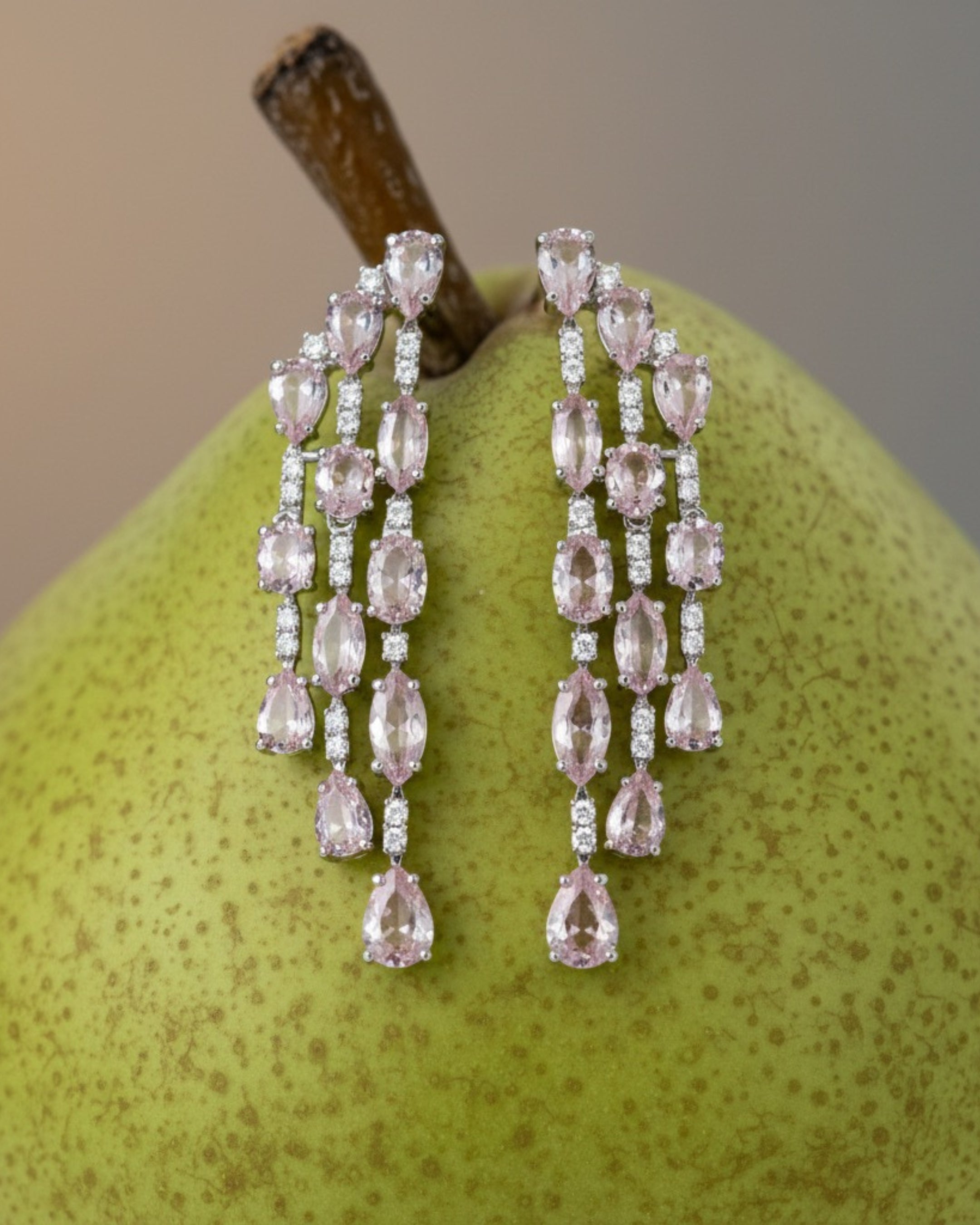 Pendientes Medusa en tono rosa claro con diseño elegante y piedras brillantes ideales para mujer.
