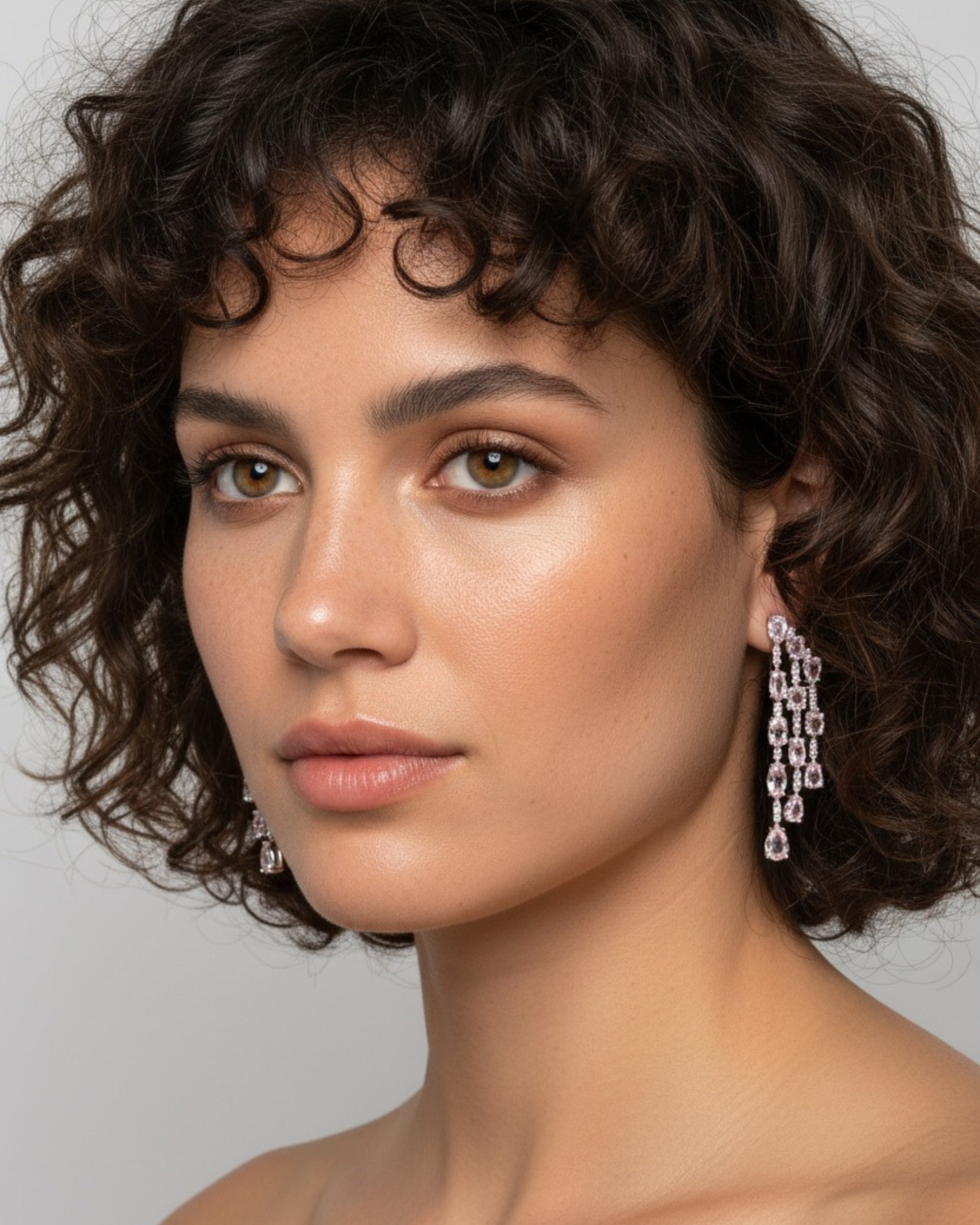 Pendientes Medusa con combinación de piedras rosas y blancas que aportan luz y contraste.