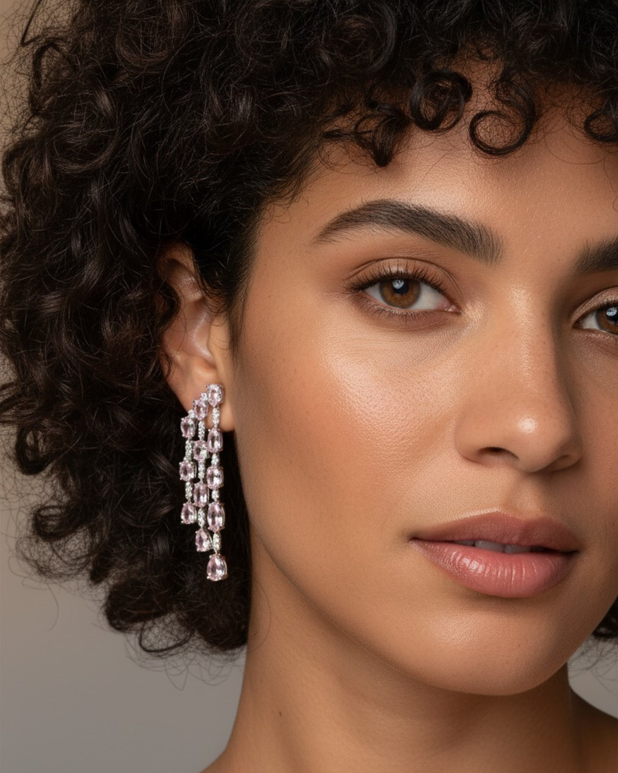 Pendientes Medusa con piedras ovaladas en color rosa claro combinadas con pequeños destellos brillantes.