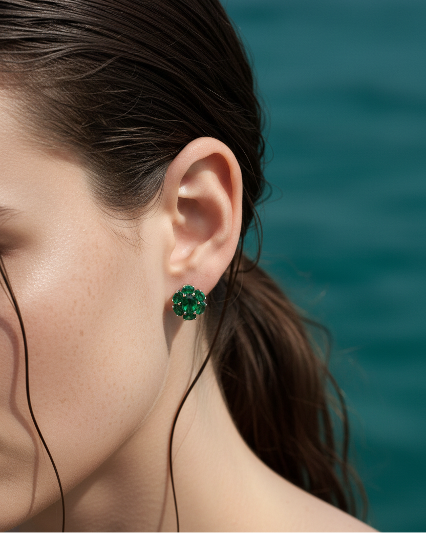 Pendientes elegantes verde esmeralda con diseño delicado y sofisticado.