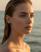 Pendientes femeninos verdes con diseño elegante y brillo delicado.