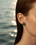 Pendientes ideales para invitadas con piedra verde esmeralda y acabado elegante.