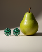 Pendientes de joyería fina verde esmeralda con diseño femenino y atemporal.