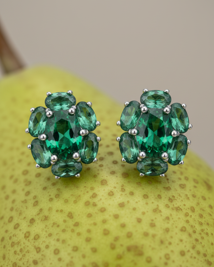 Pendientes MORE luminosos con piedra ovalada verde y acabado elegante.