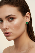 Pendientes minimalistas verde esmeralda con diseño delicado y refinado.