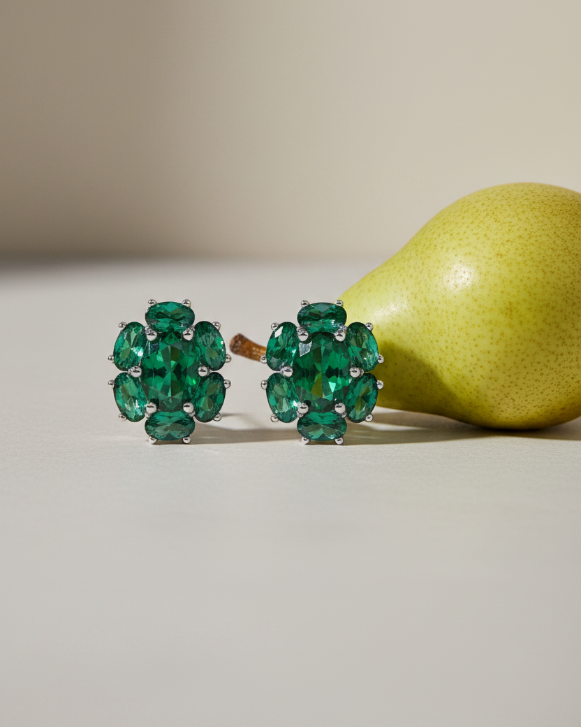 Pendientes MORE para mujer con piedra verde esmeralda y diseño luminoso.