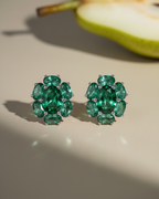 Pendientes MORE de Sibela Studio con piedra verde esmeralda y diseño elegante.