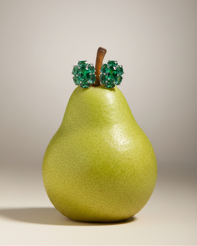 Pendientes sofisticados verdes con piedras luminosas y diseño refinado.