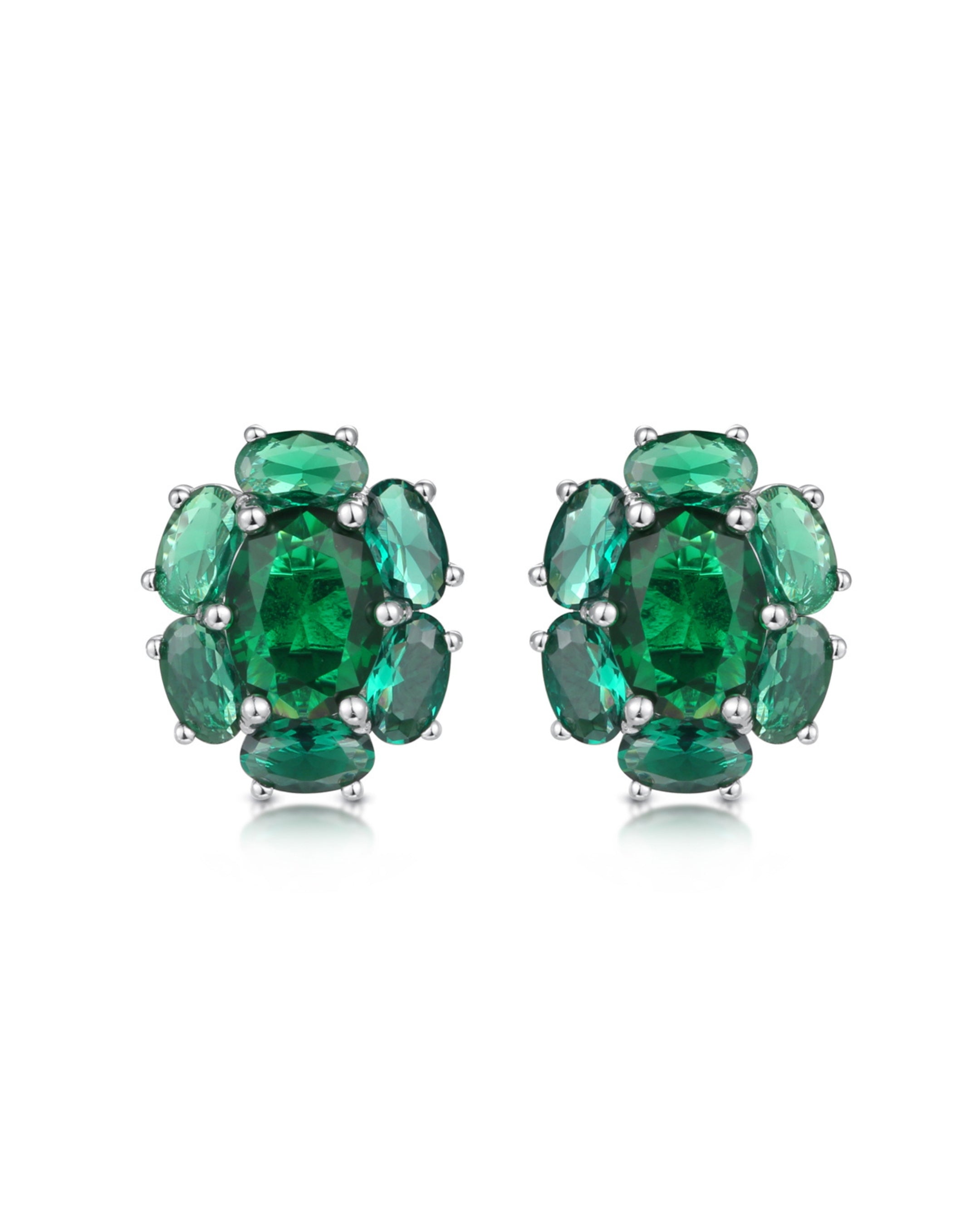 Pendientes MORE con piedra verde esmeralda y acabado elegante en rodio blanco.